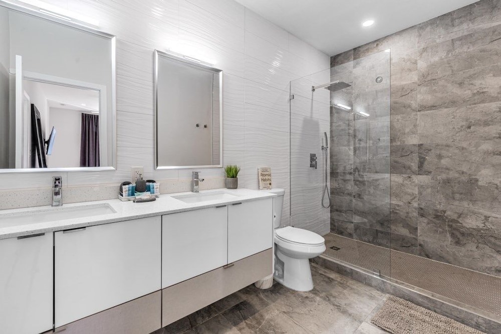 Fox Sonata Downtown Pool House 3 Bedroom Home