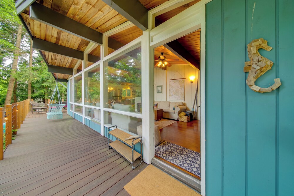2 Blocks to Puget Sound Beach: Lummi Island Home