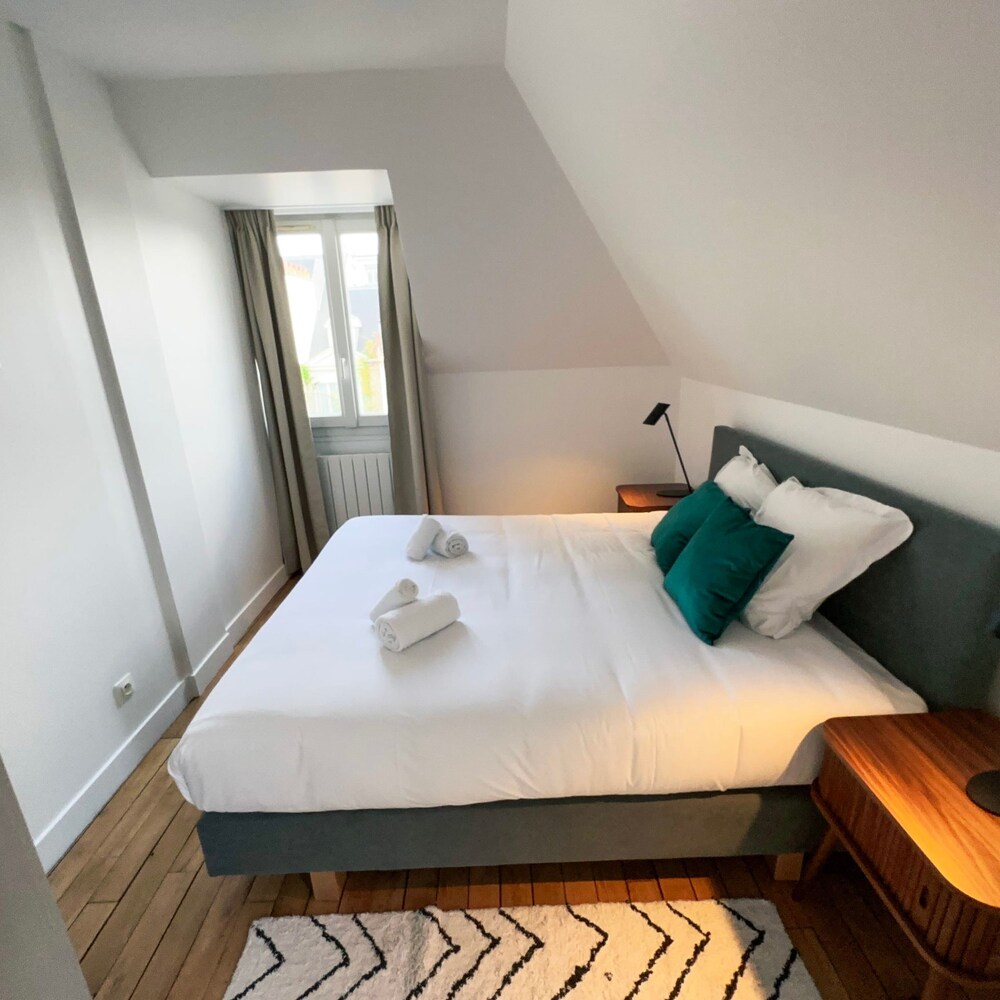 Copernic Line Elegant 3BR Apartment in Paris