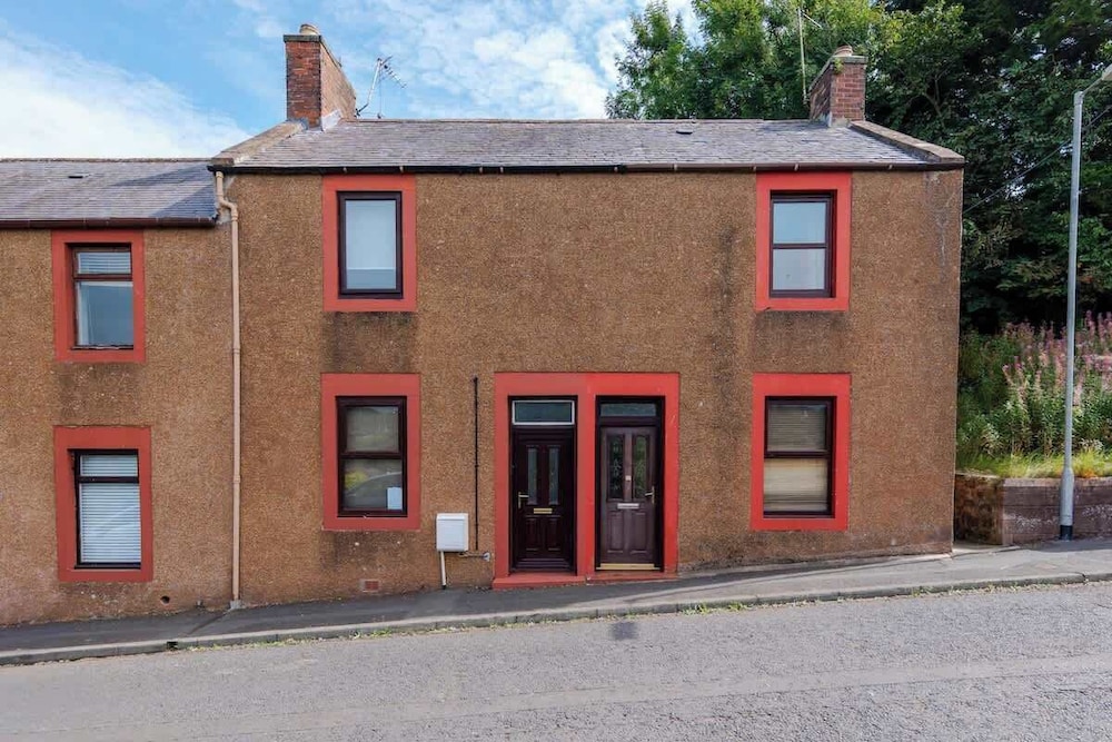 2 Bedroom House - Free Parking