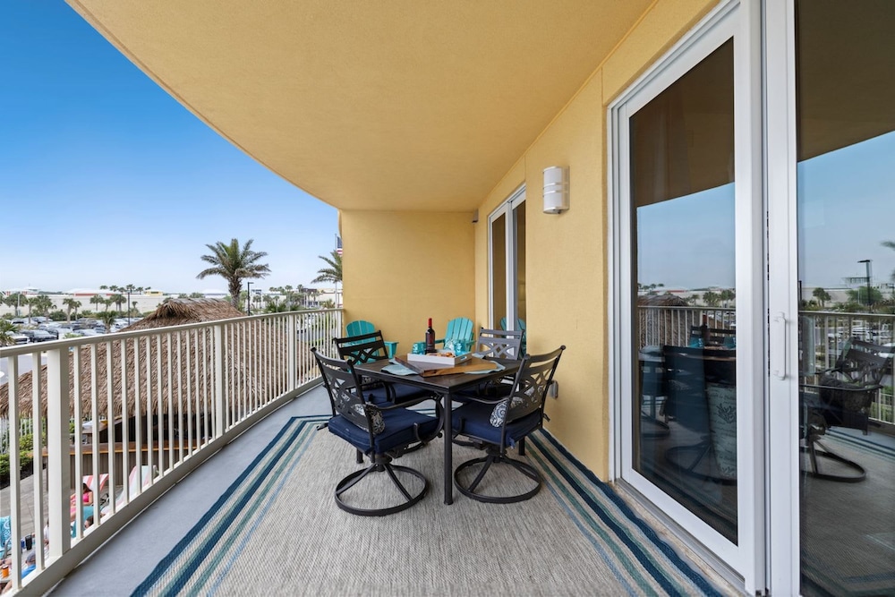 Fall Retreat Condo w Heated Pool Hot tub Pier Pk