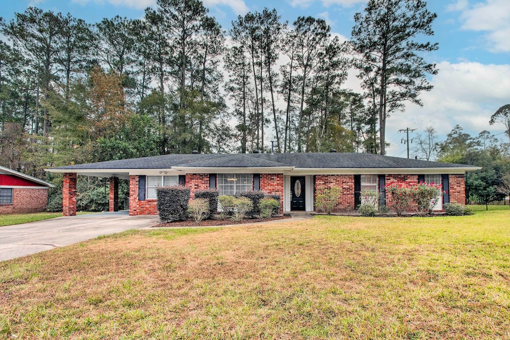 Bright Hinesville Home, 43 Mi to Savannah! view 2