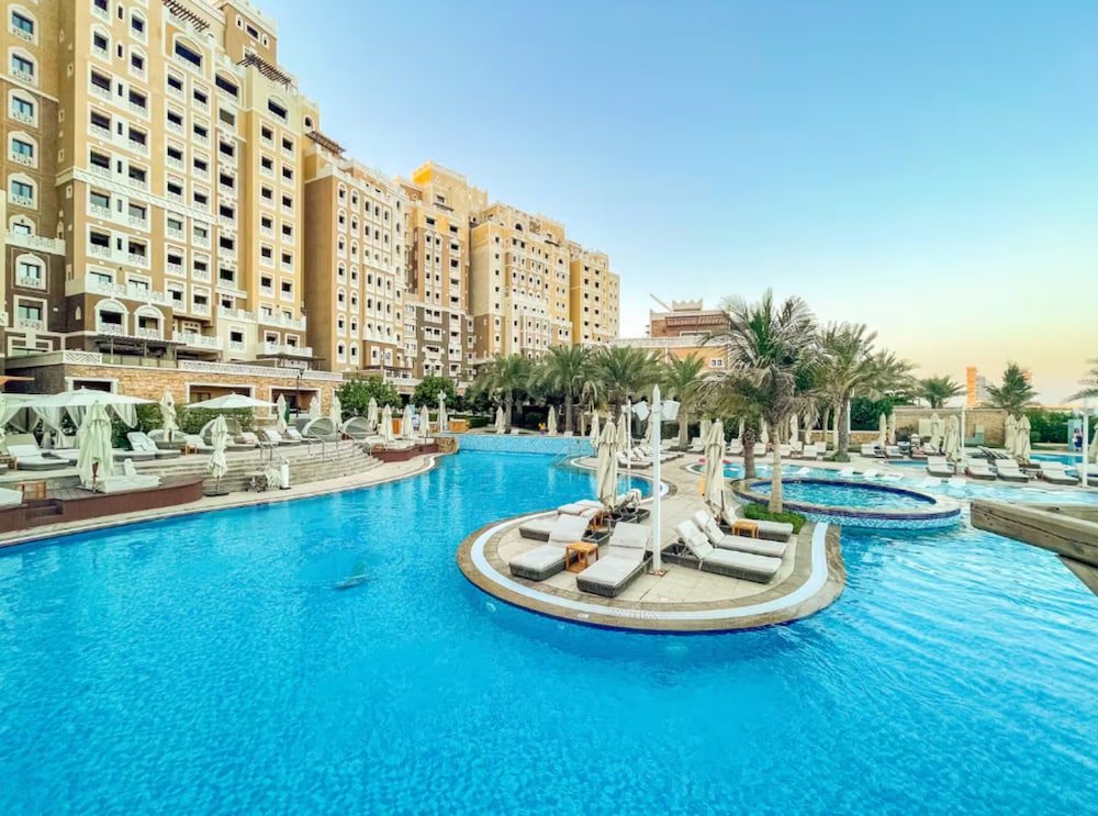 Massive 2 Bedroom with Palm View Balqis