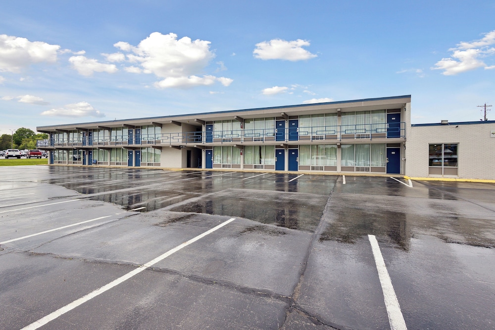 Relax inn by OYO Greeneville Near Hwy US-321