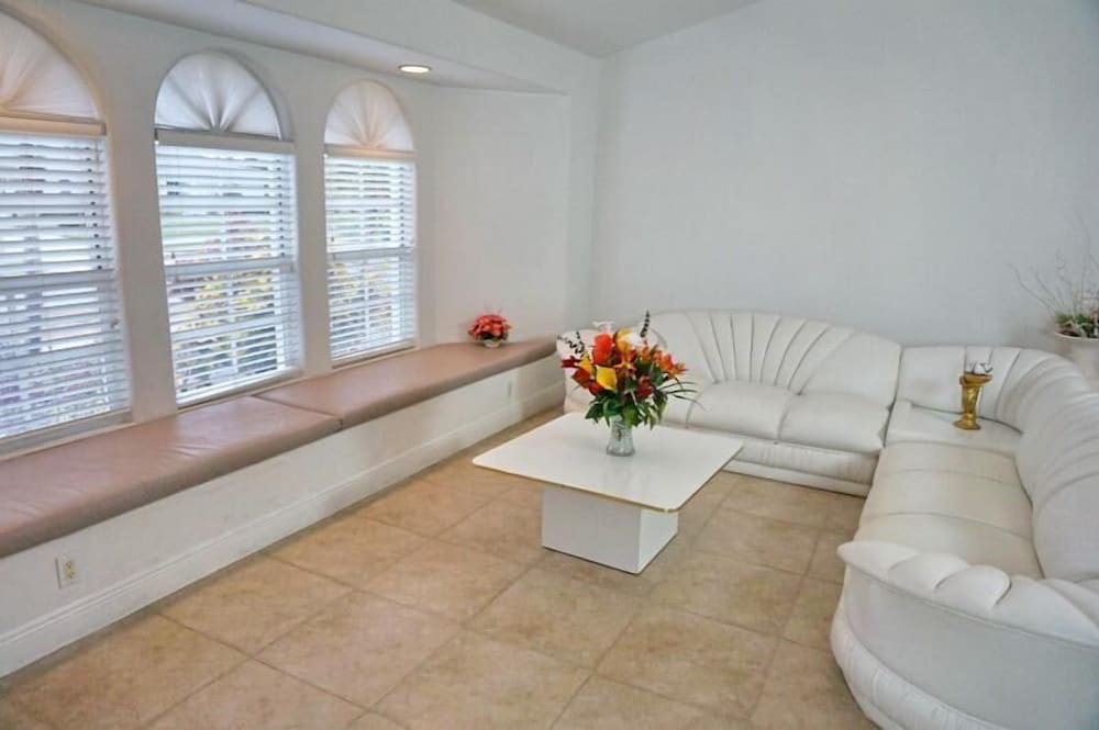 SHEN1124 3 Bedroom Holiday Home by Marco Naples Vacation Homes