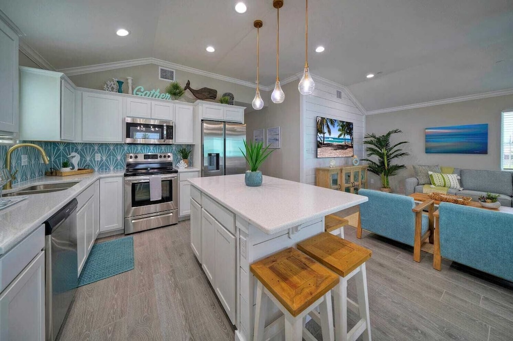 Sleeps 16 2 Homes, Priv Pool, Ping-pong 1block to Alister St. Shops & Dining