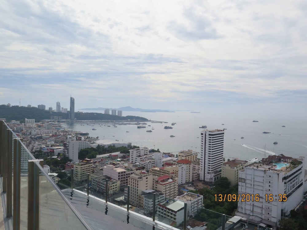 The Base Central Pattaya - 1 bdr Condo With Pool