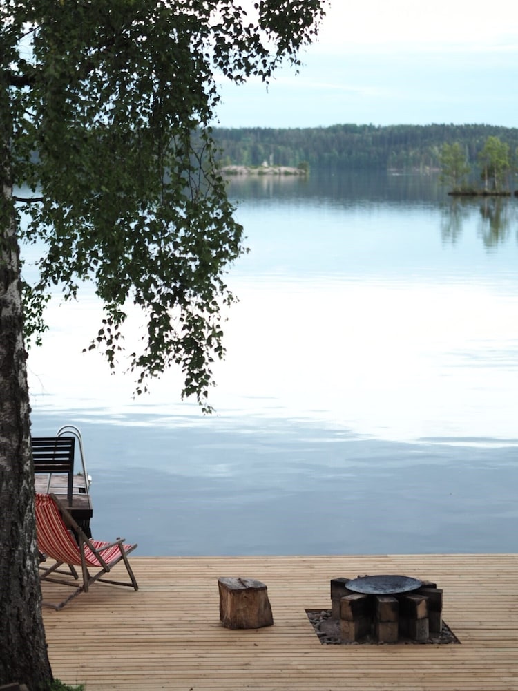 Cozy 4BR Lakeside Cottage with Sauna