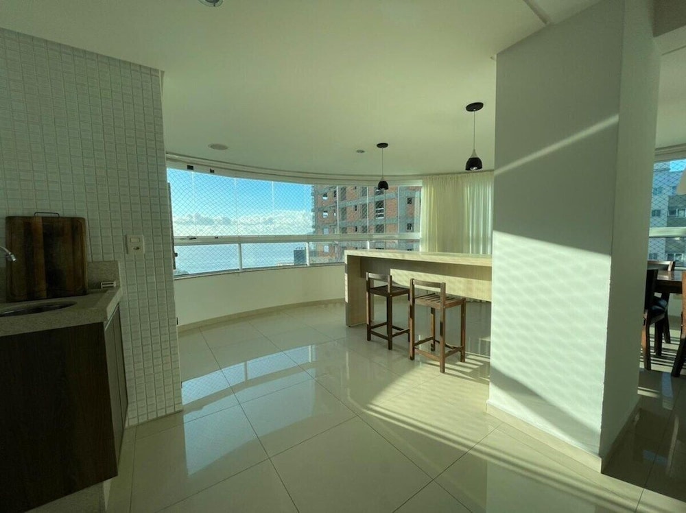 AMPLO APARTAMENTO UM POR ANDAR
