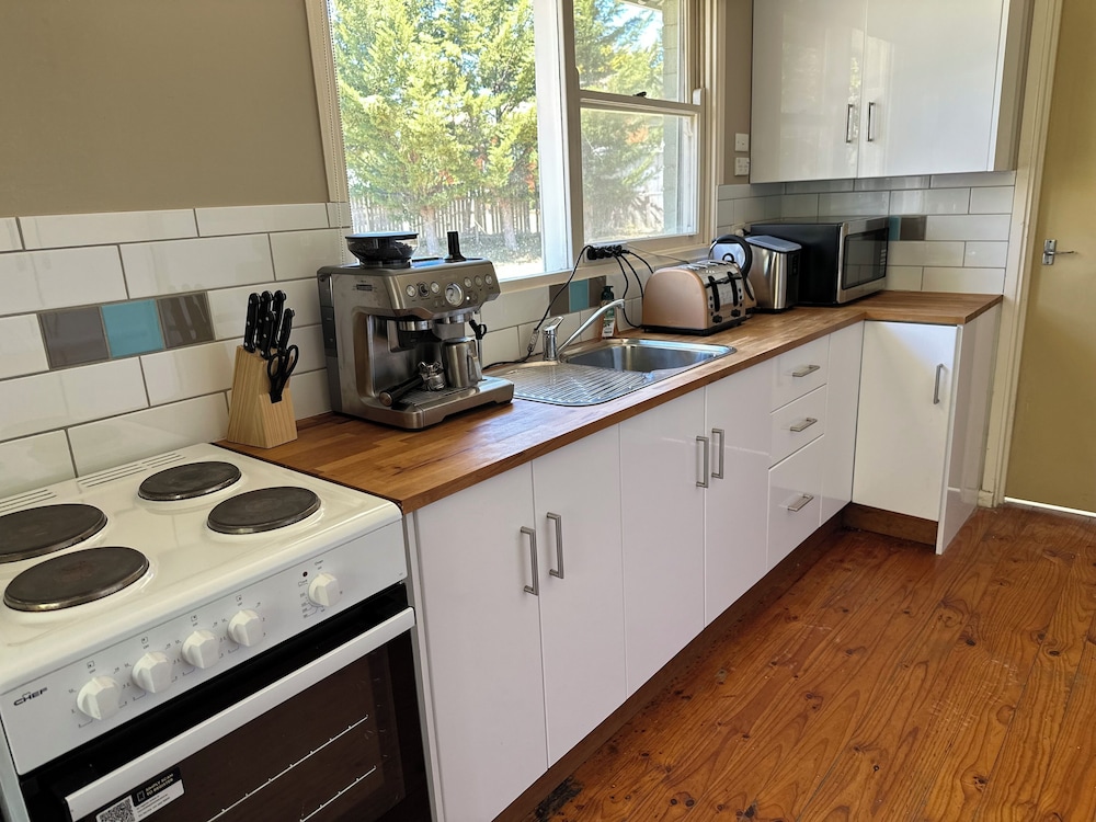 Charming 3 Bedroom Home in Garran, Perfect for Families and Groups