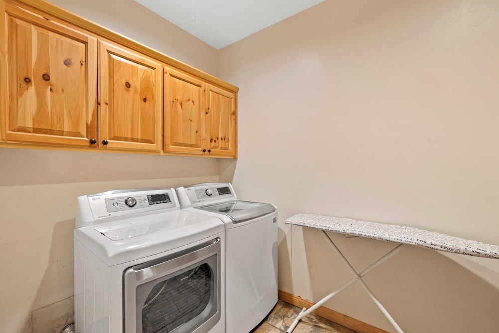 Sleeps 27 2 Homes Near the Lake, Hot Tub + Views Castle Glen Estates
