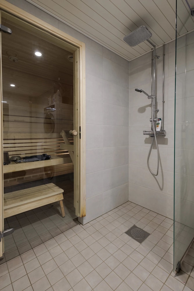 Spacious 2BR Apt - Lake View & Sauna