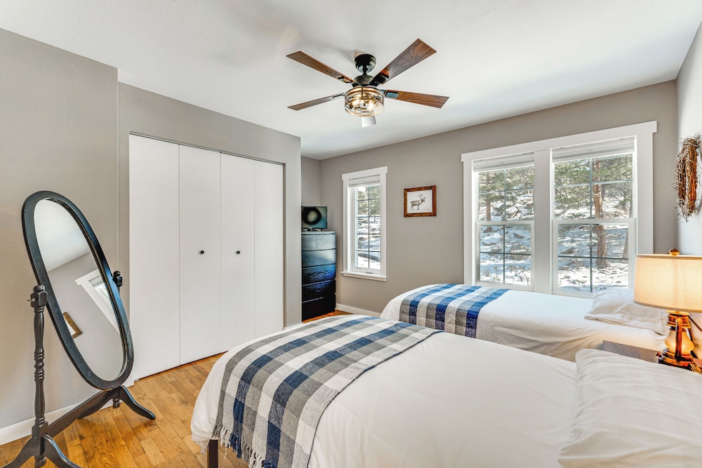 Steps to Estes Lake: Mtn-view Hideaway w/ Hot Tub!