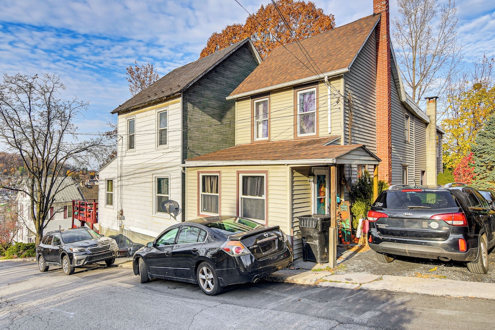 Bethlehem Home w/ Patio & Amazing Sunset Views!