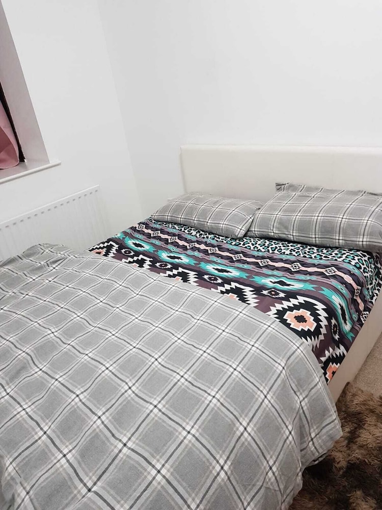 Beautiful 1-bed Apartment in Croydon-free Parking view 4