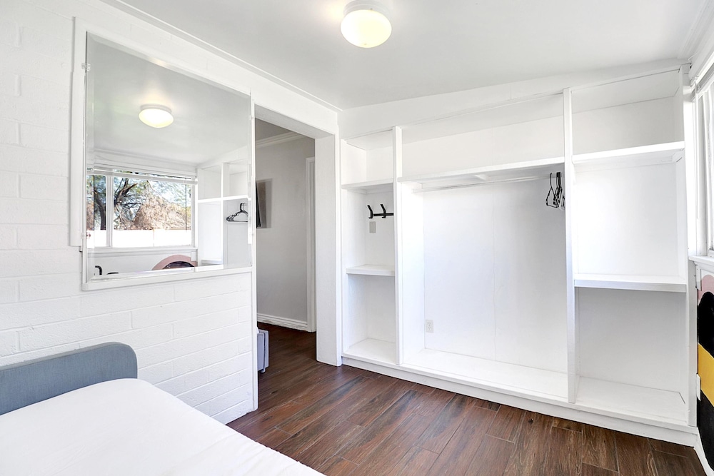 Karen in Phoenix With 4 Bedrooms and 2 Bathrooms