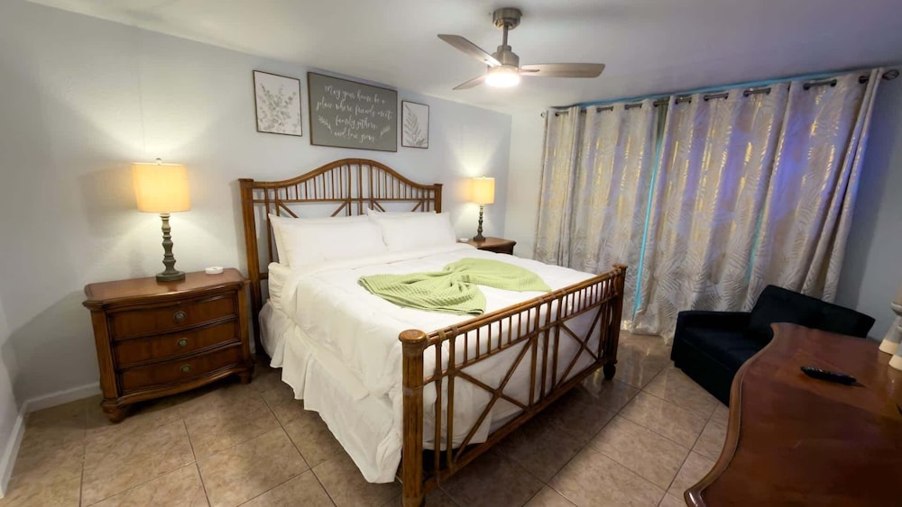 Sleeps 10 Direct Beach Heated Pool 3 Bedroom Apts