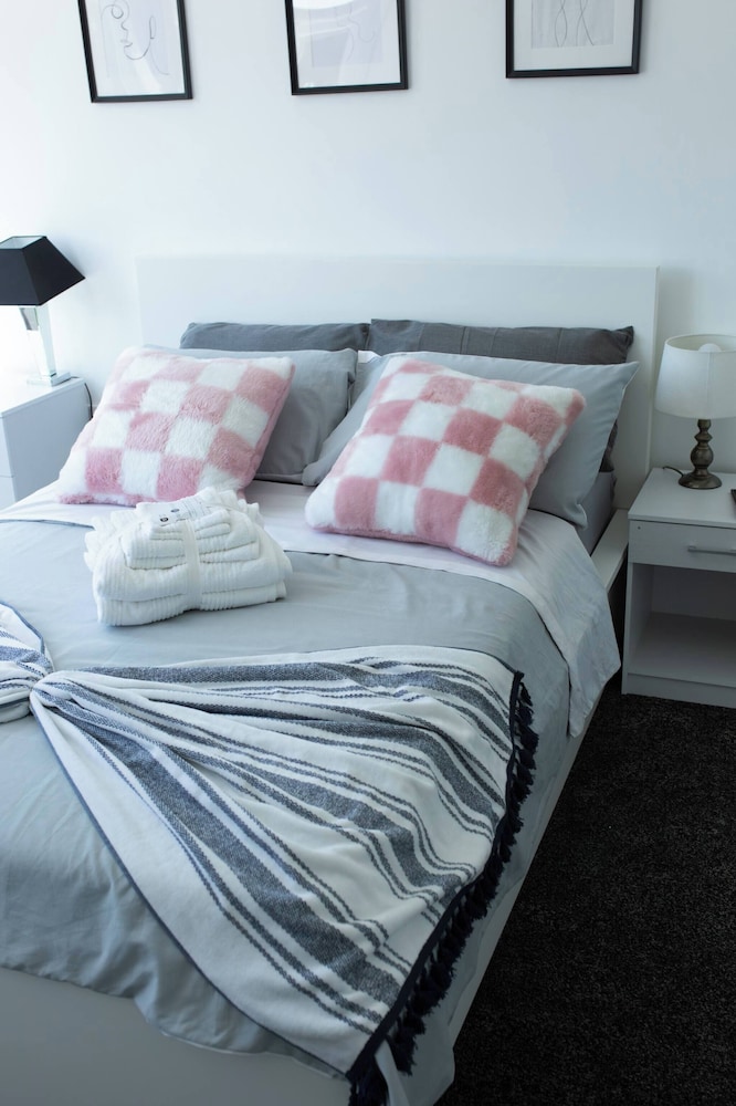 Cozy 3 Bedroom Home in Leeds, Perfect for Families and Groups