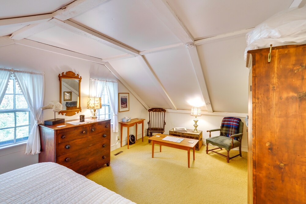 Tranquil 3 BR Stockbridge House w/ Private Deck!