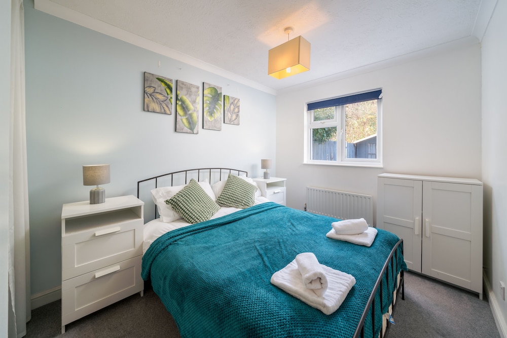 Crawley Pet Friendly 1-Bedroom Apartment view 4