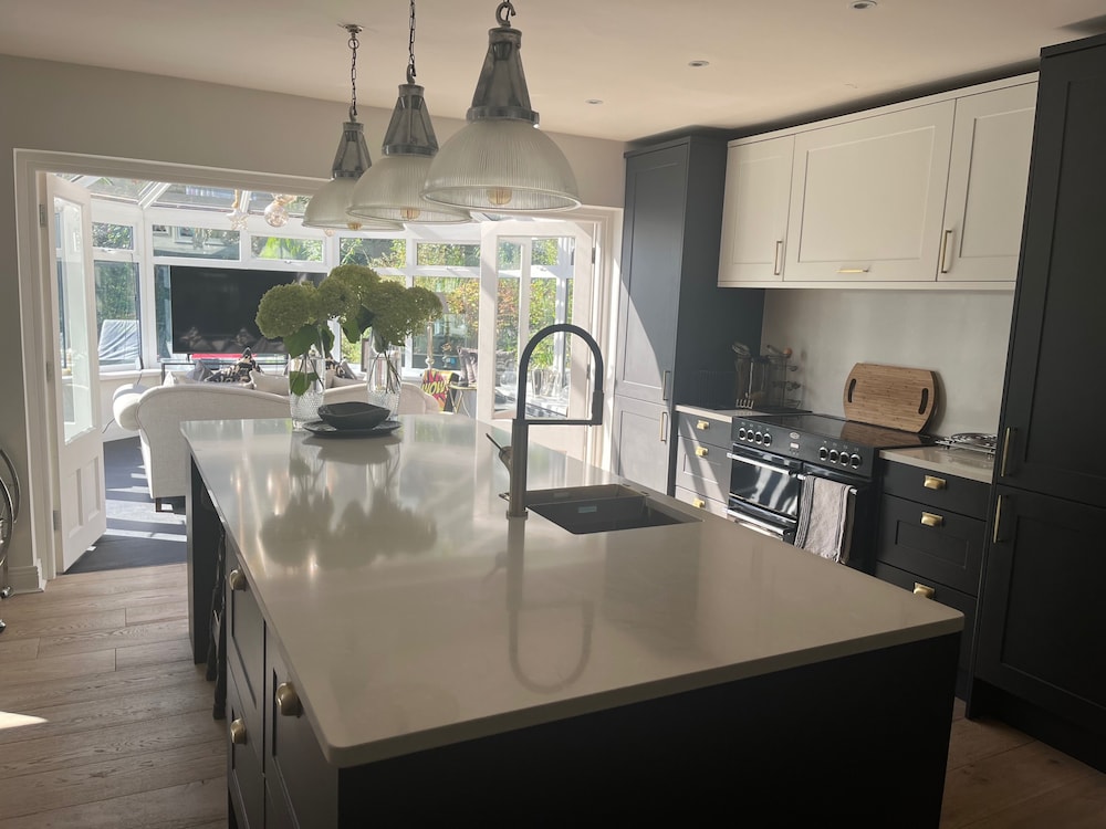 Spacious 5-bed House - Garden, Parking & Bbq