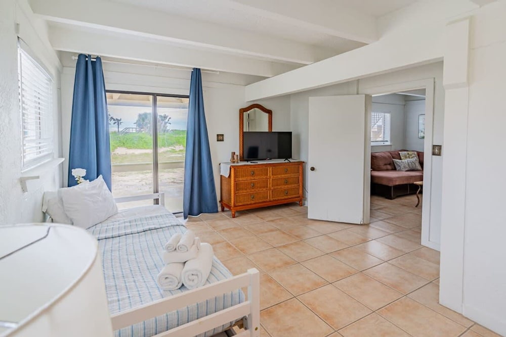 Pelican Beach Private Ocean Front Beach House- Sleeps 10 Bring Your Surf Boards