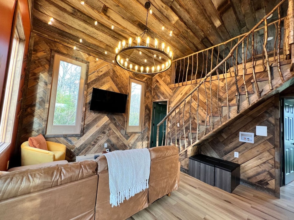 Treehouse Hot tub on 60 Acre Farm Near Downtown