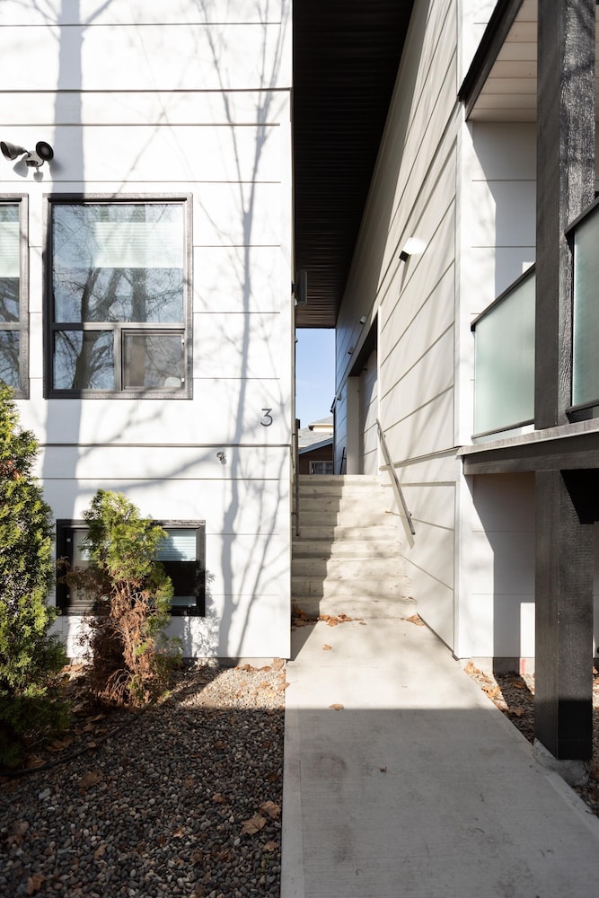 DT 3-lvl Townhouse w Rooftop Patio