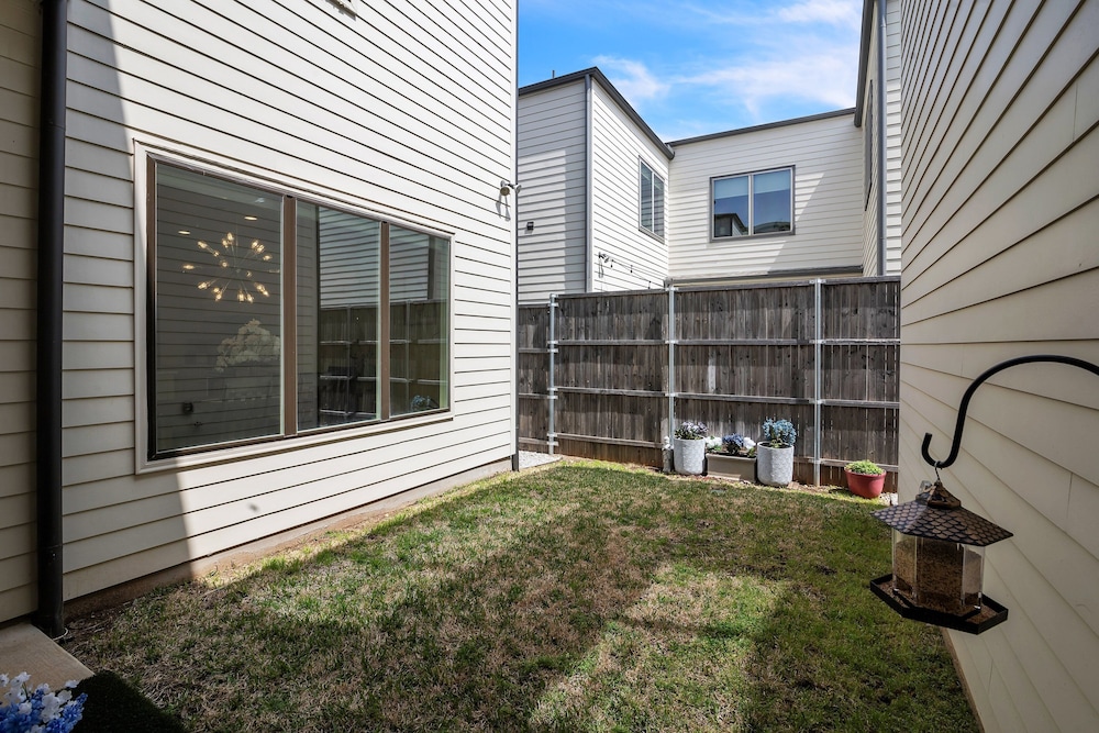 Modern 3br In Bishop Arts Walk To Shops & Dining 3 Bedroom Duplex