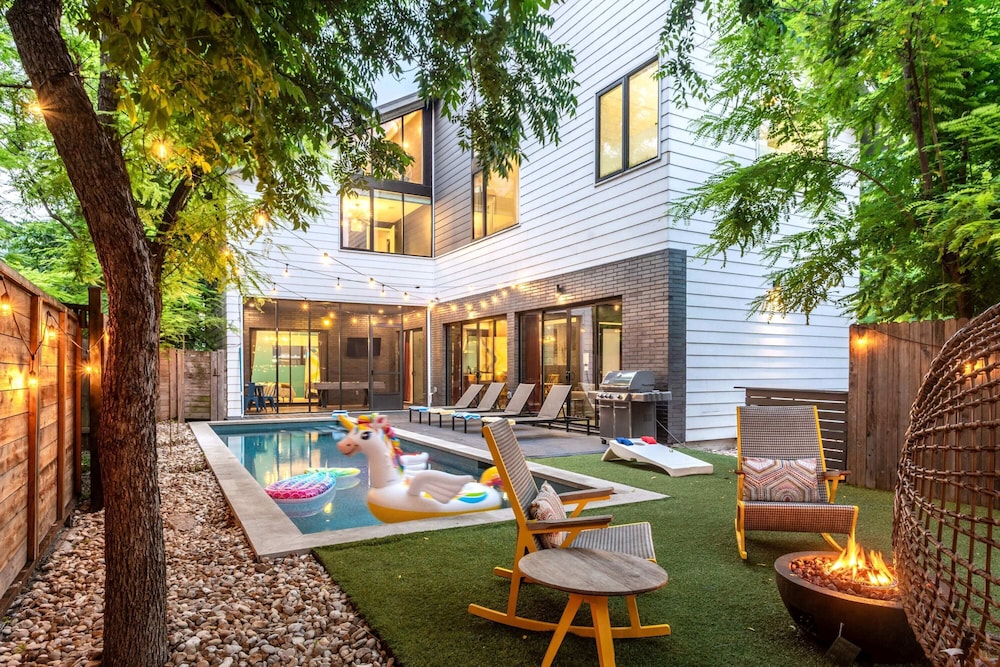 Backyard Pool Oasis Rainey St 6 min walk