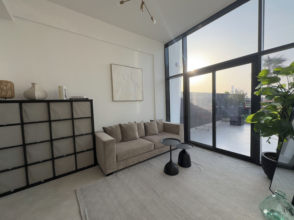 Grapeful Stay – Luxury Hostel Binghatti Avenue Tower Al Jaddaf