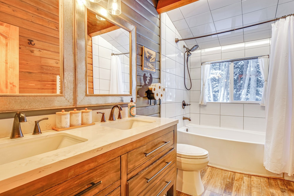 5 Mi to Breckenridge Ski Resort: Cozy Wood Cabin!