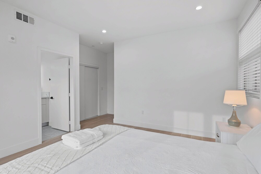 Not Affected by the Fire/modern Spacious Home With Parking & Fully Equipped Kitchen #3