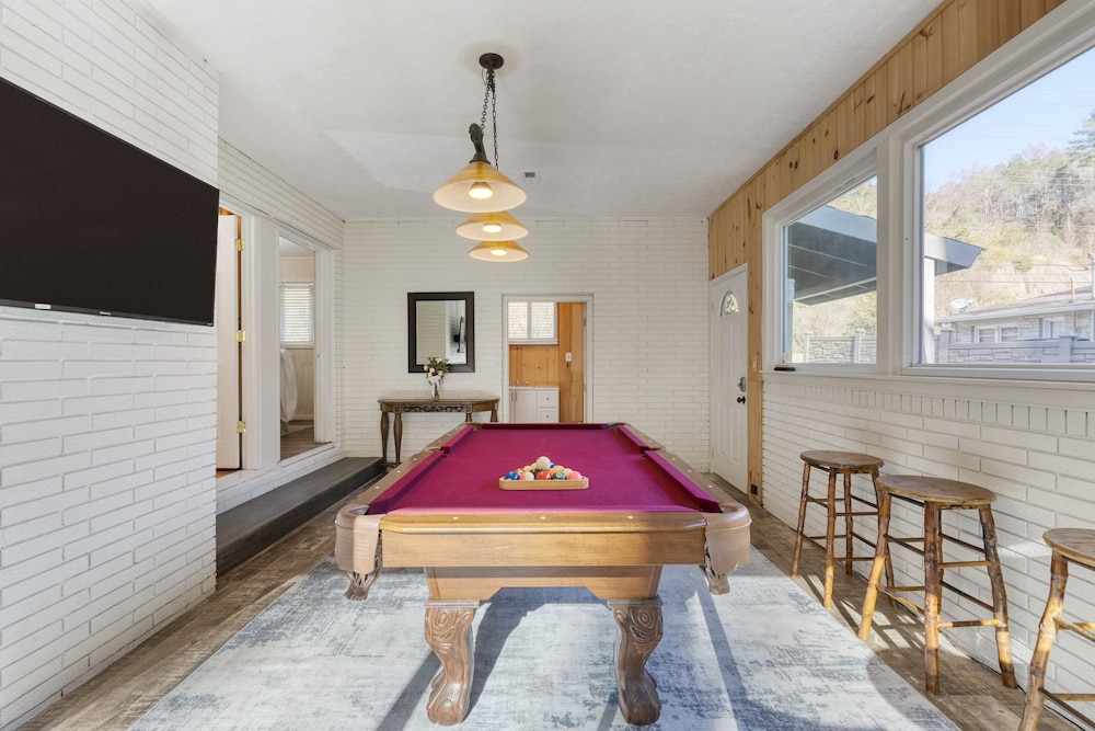 Creekside Haven Gatlinburg Escape by a Bubbling Creek Near Top Attractions