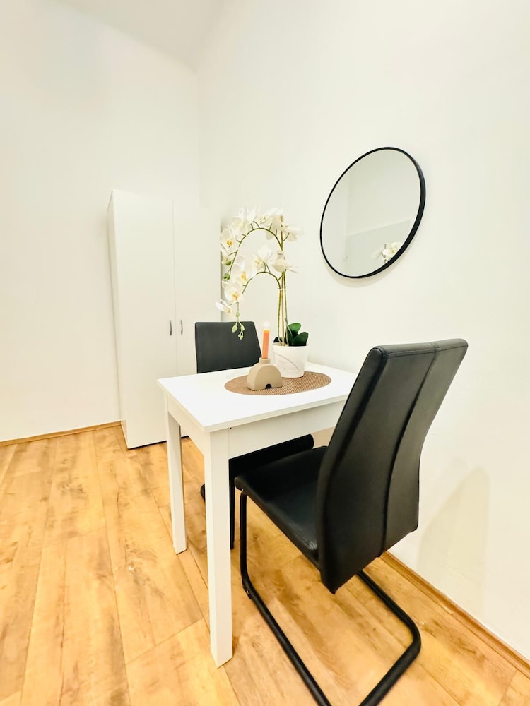 5BR Apt For 10 Walk to Kaufpark Alterlaa