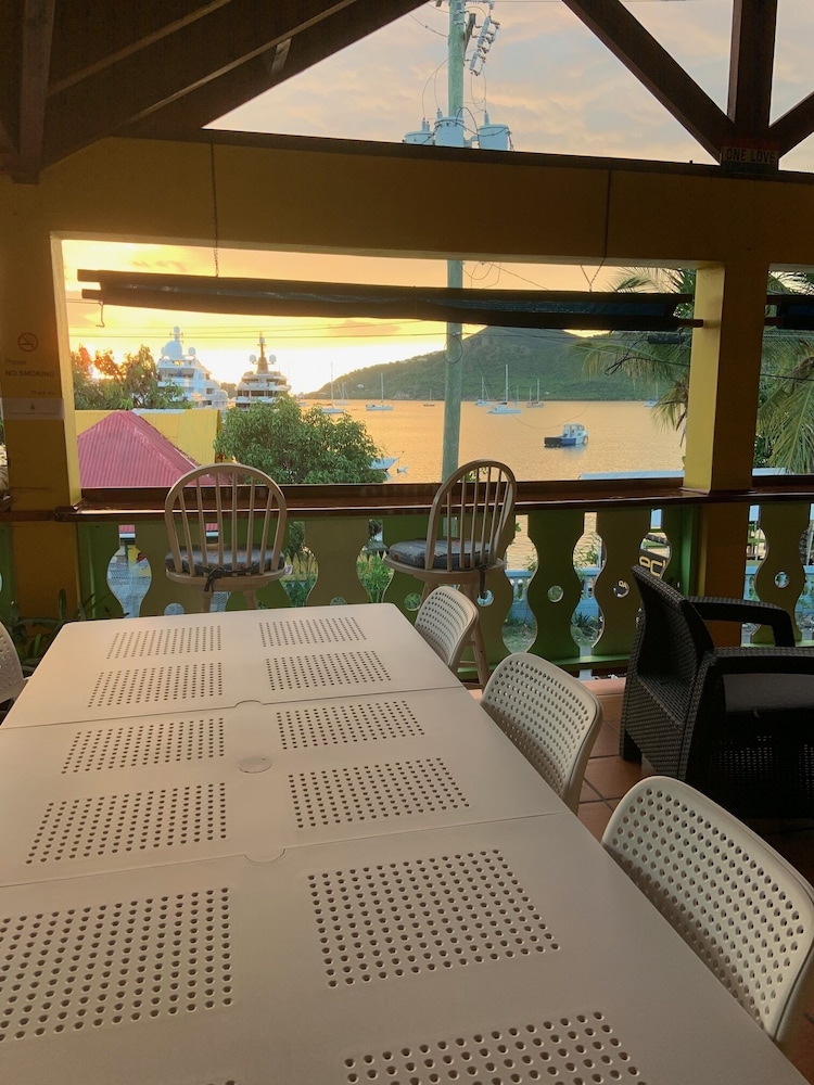 The Waterfront Inn - Hostel