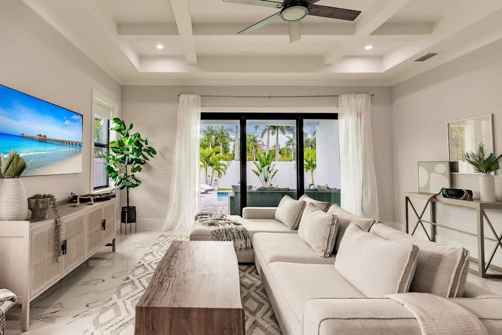 Luxurious Naples 4BR w Pool by Vanderbilt Beach