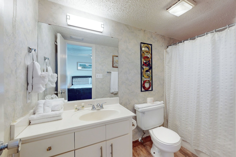 Gulf-view Corner 3BR w/ Balcony & Luxe Amenities