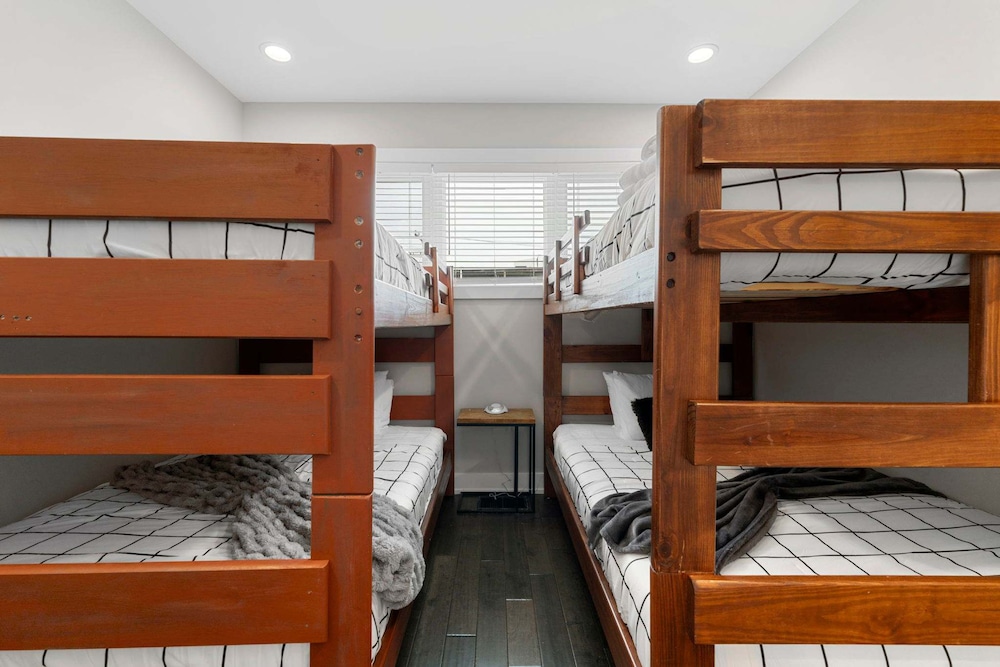 Magnificent NEW Home w 8 Beds Free Parking