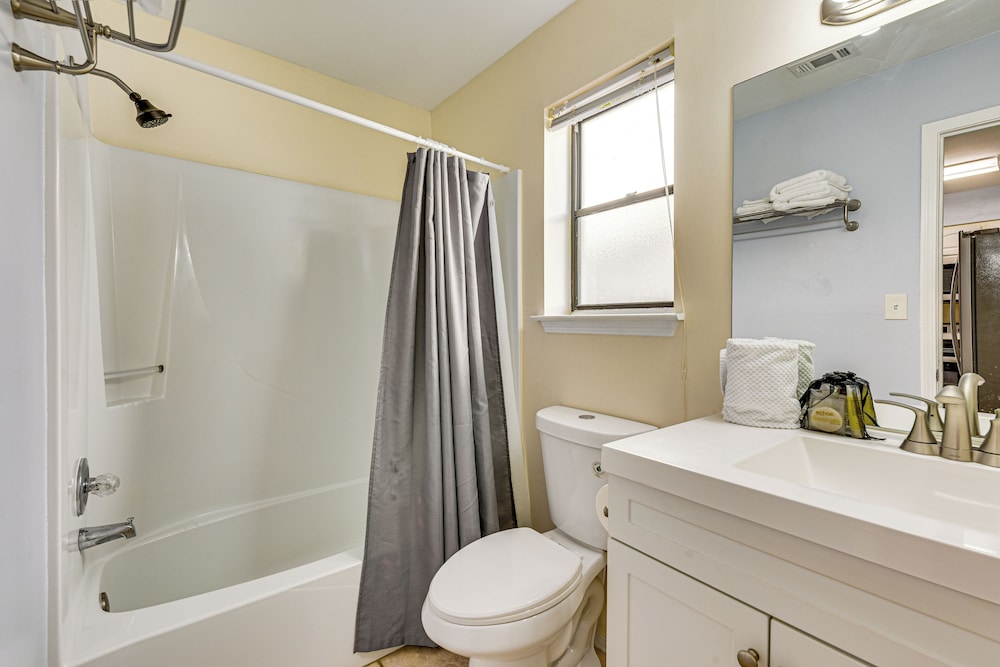 < Half-mi to Beach: Quaint Destin Condo