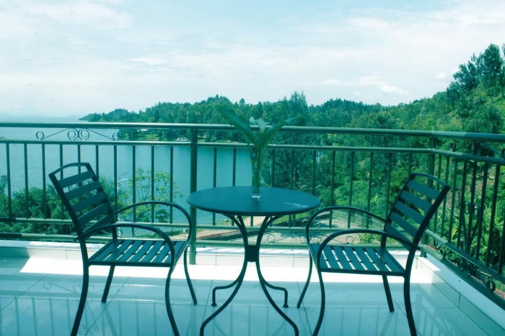 King Room With Nice Lake View - 2 People view 4