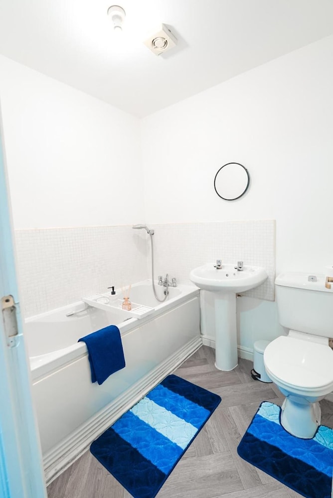 4 Bed House - Sleeps 8 - Garden - Parking - Wifi
