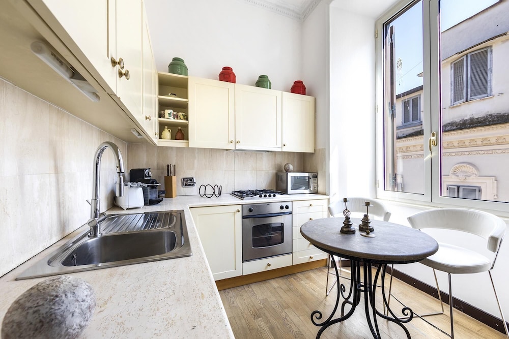 A Prince in Rome Elegant Navona Terrace Apartment