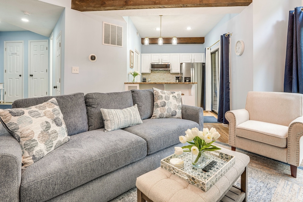 Walk to Slopes: Wintergreen Resort Condo w/ Pool