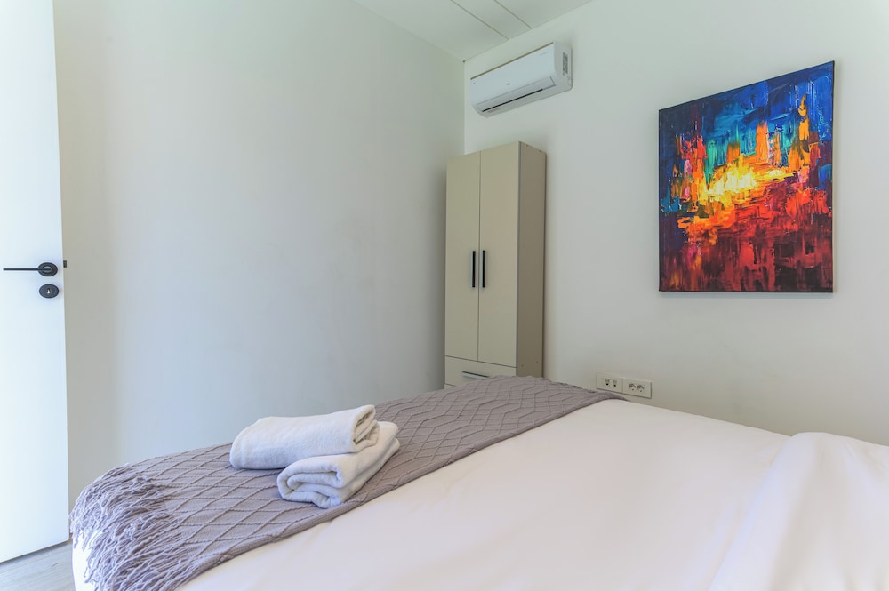 GlassHaus Rooftop 2-BR & Pool in Ghazir