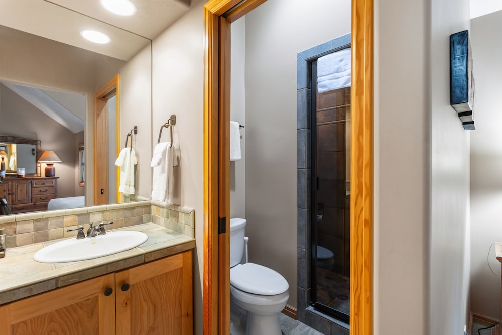 Deer Lake Village at Deer Valley Resort - Three Bedroom Condo with Loft and Hot Tub #2473 3 Condo