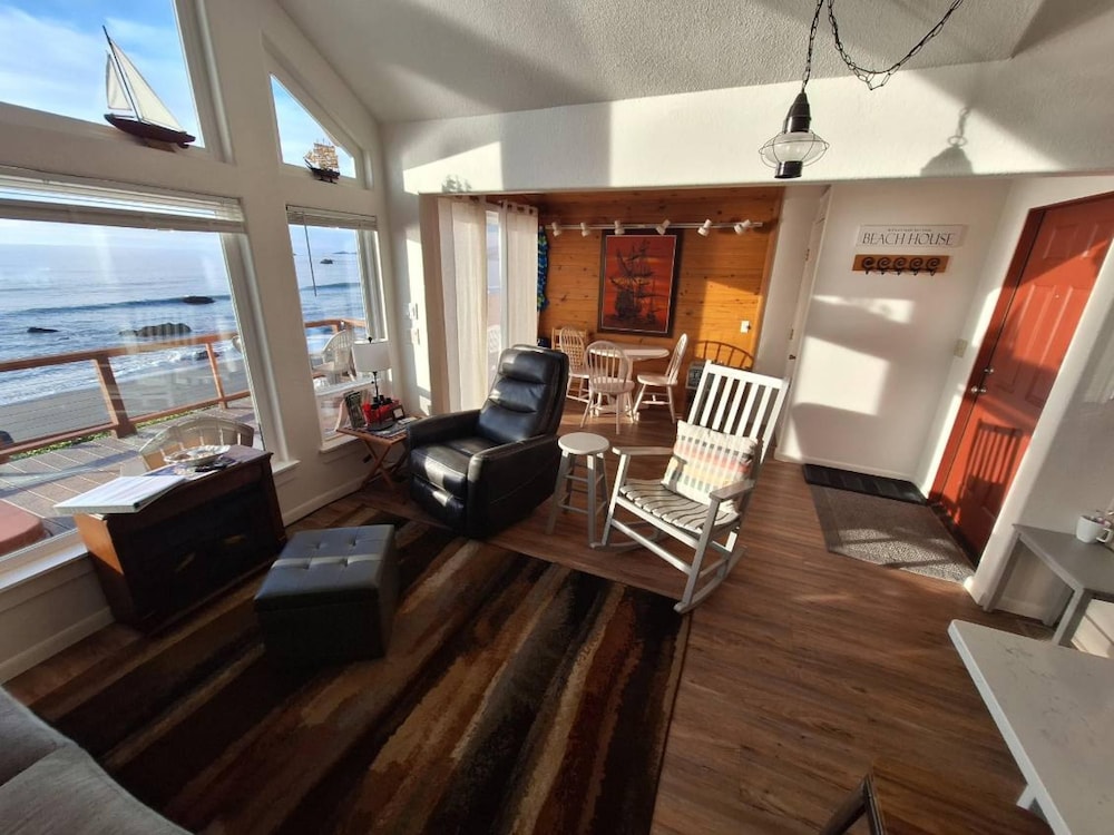 Oceanfront Cabin 10 Jacuzzi Breathtaking Views