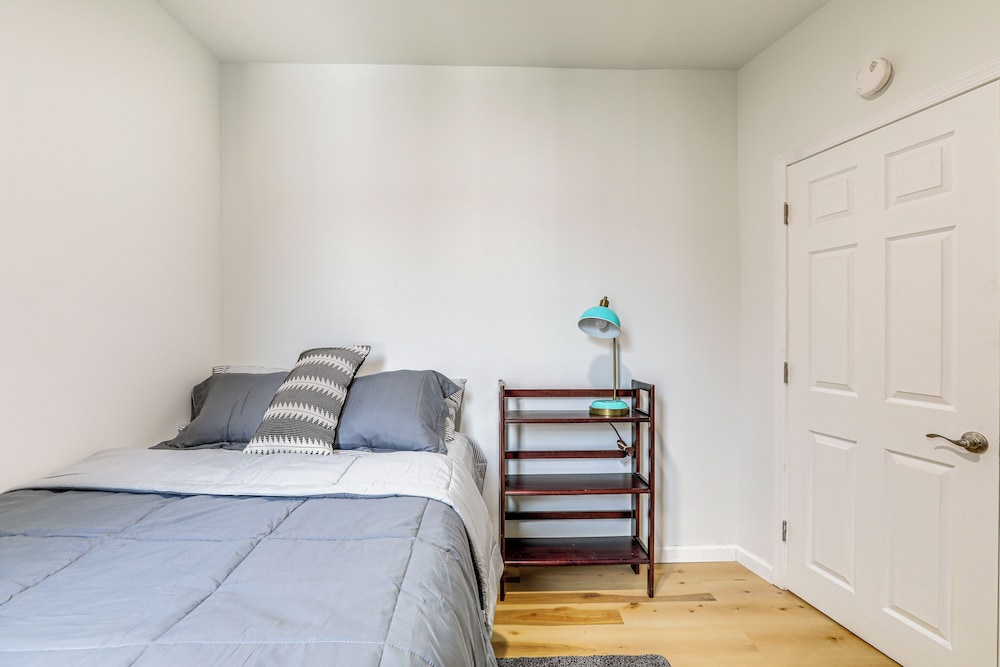 6 Mi to Eagles Games: Stylish Philly Townhome!