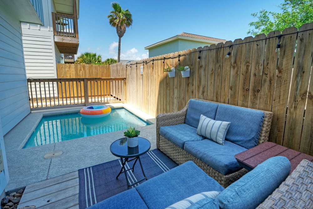 Sleeps 22 2 Homes w/ Private Pool + Patio Walkable Location, Golf Cart Zone