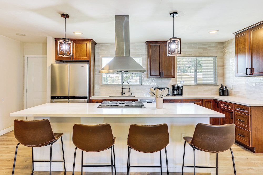 Modern Gem w/ Outdoor Oasis: 5 Mi to Lake Jennings